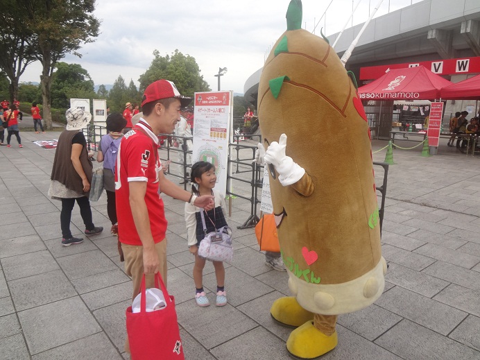 8枚目_ロアッソ熊本サポーターをお出迎えするヴィーブルくん