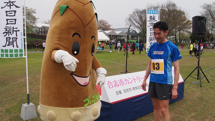 27枚目_ヴィーブルくん、参加者の応援をする