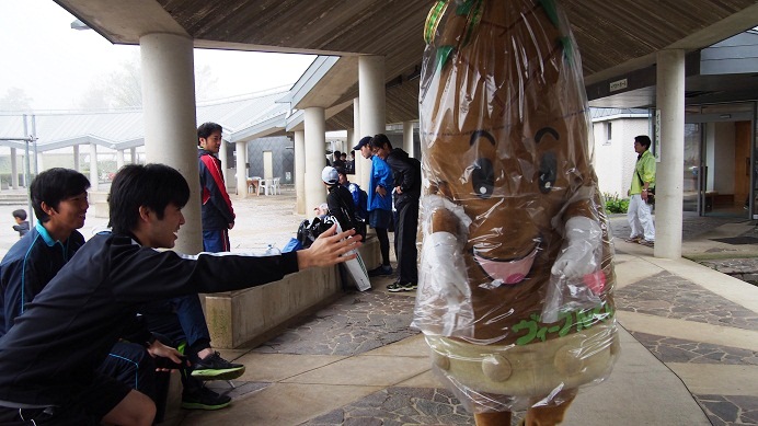 4枚目_ヴィーブルくん、雨対策をする