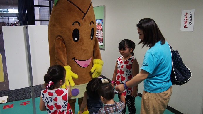 3枚目_ヴィーブルくん、会場入りする