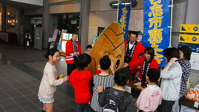 19枚目_ヴィーブルくん、初市を楽しむ。