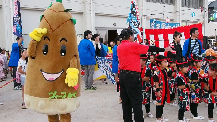 26枚目ヴィーブルくん、西合志南保育園のアトラクションの応援をする