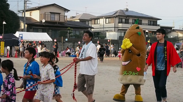 25枚目ヴィーブルくん、子ども神輿といっしょに練り歩く。