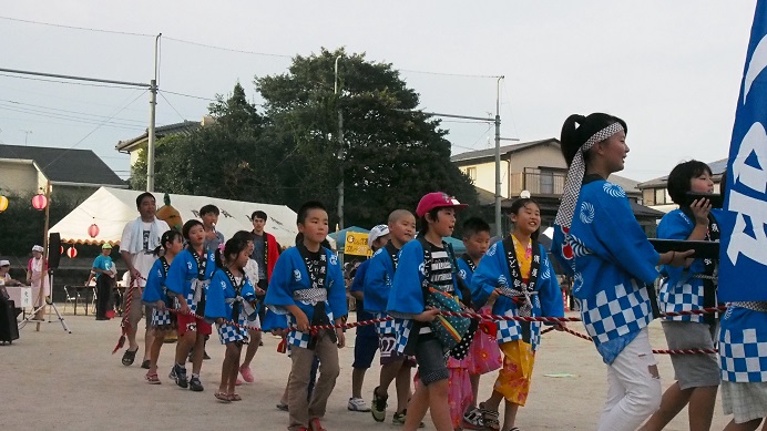 23枚目ヴィーブルくん、子ども神輿といっしょに練り歩く。