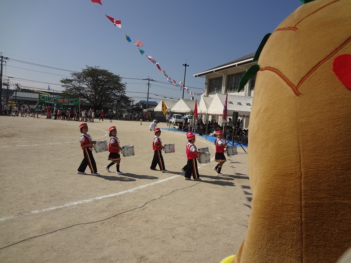 43枚目_ヴィーブルくん、南保育園の園児たちを見守る