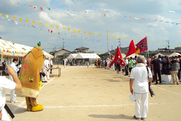 99枚目_ヴィーブルくん、閉会式に出席する