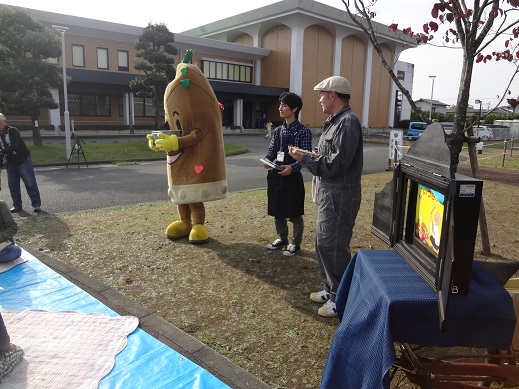 24枚目_ヴィーブルくん、参加者のみんなにおみやげを配る