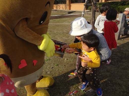 43枚目_ヴィーブルくん、再びおみやげを配る