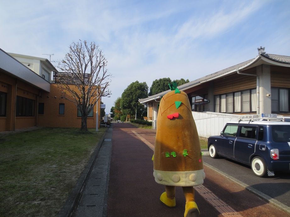 5枚目_ヴィーブルくん、呼び込みをする