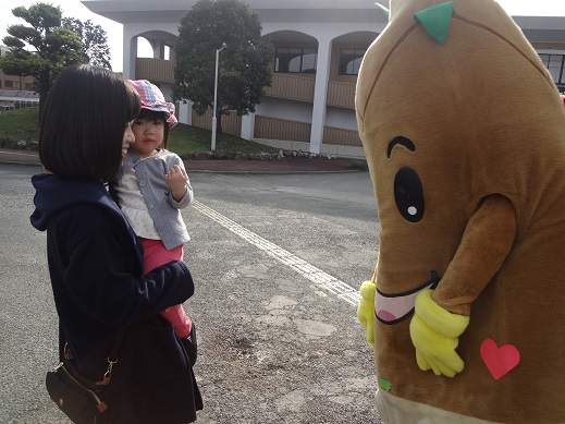 14枚目_ヴィーブルくん、かみしばい（前半の部）を楽しむ