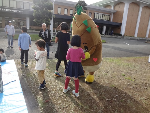 25枚目_ヴィーブルくん、参加者のみんなにおみやげを配る