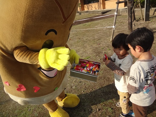 40枚目_ヴィーブルくん、再びおみやげを配る