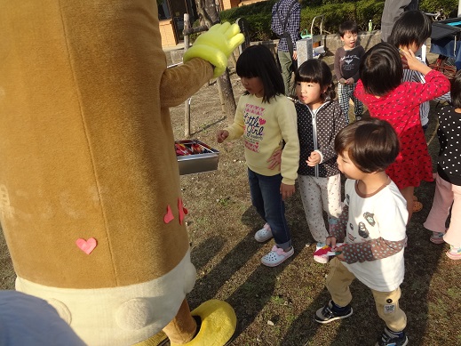 39枚目_ヴィーブルくん、再びおみやげを配る