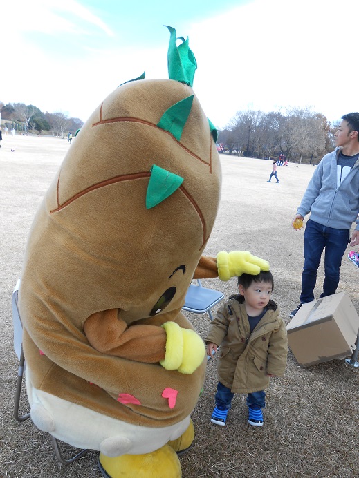 81枚目_ヴィーブルくん、参加者の皆さんとのふれあいを楽しむ。