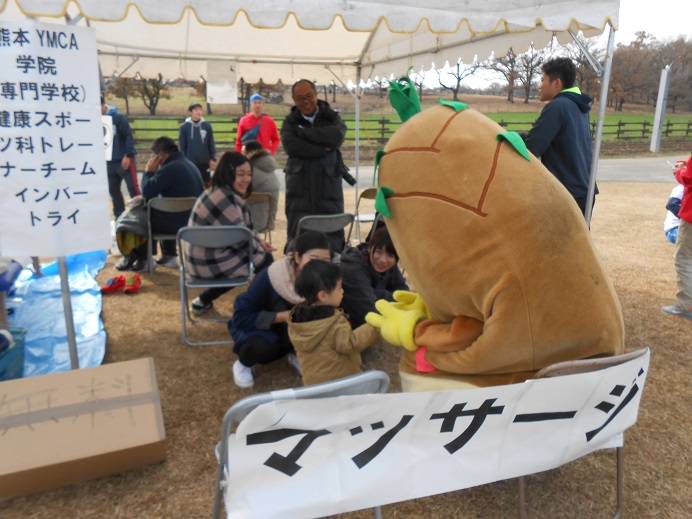 82枚目_ヴィーブルくん、参加者の皆さんとのふれあいを楽しむ。