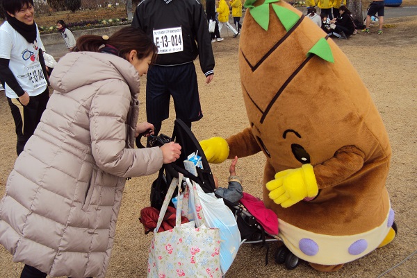 120枚目_ヴィーブルくん、ふれあいタイムを楽しむ