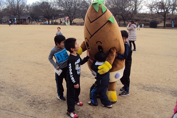 121枚目_ヴィーブルくん、ふれあいタイムを楽しむ