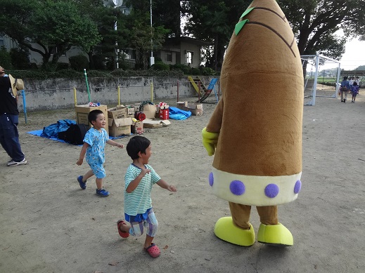 5枚目_ヴィーブルくん、会場入りする