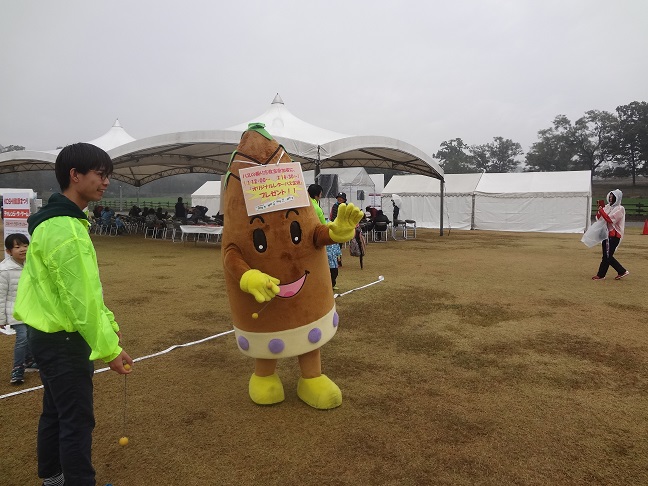 61枚目_ヴィーブルくん、会場内を散策する