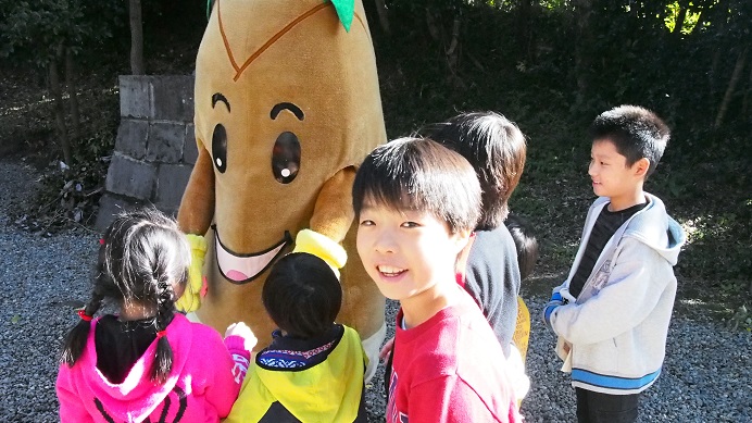 30枚目_ヴィーブルくん、子どもたちと触れ合う