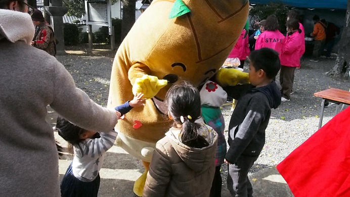 77枚目_ヴィーブルくん、最後まで奉納相撲を楽しむ