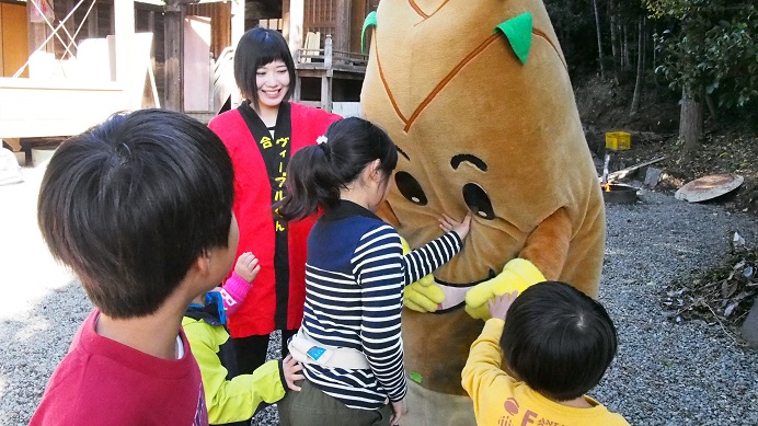 31枚目_ヴィーブルくん、子どもたちと触れ合う