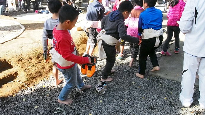 25枚目_ヴィーブルくん、子どもたちと触れ合う