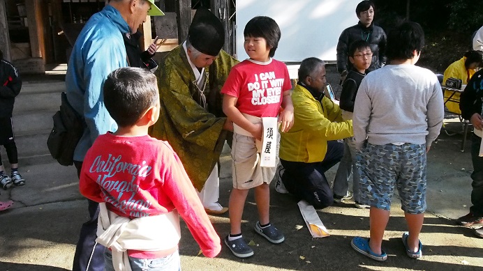 11枚目_ヴィーブルくん、子ども力士を見守る