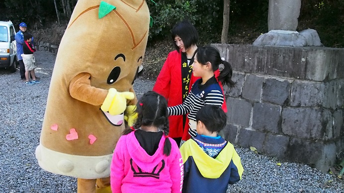 35枚目_ヴィーブルくん、子どもたちと触れ合う