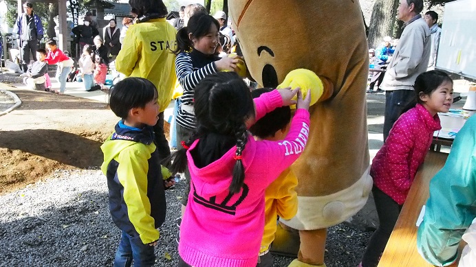 43枚目_ヴィーブルくん、ふれあいを楽しむ