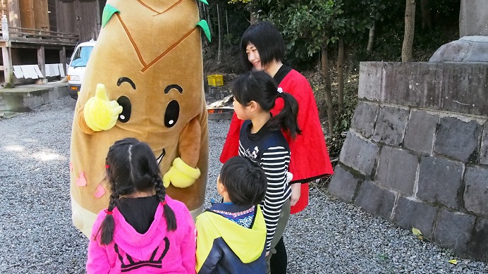 36枚目_ヴィーブルくん、子どもたちと触れ合う