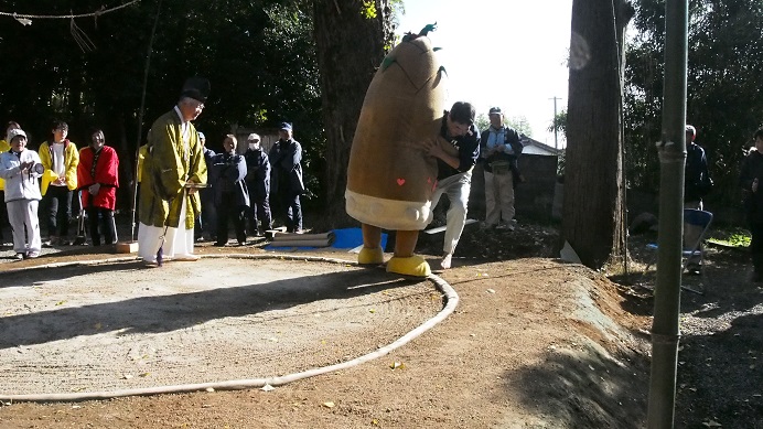 22枚目_ヴィーブルくん、土俵入りする