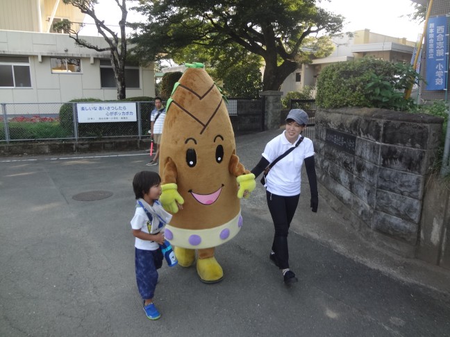 8枚目_ヴィーブルくん、会場入りする