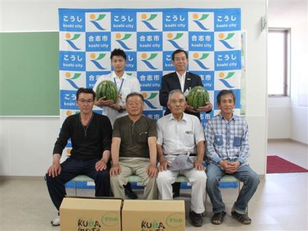 JA菊池合志支部スイカ贈呈式 JA菊池合志支部スイカ贈呈式