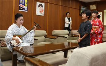 応接室で唄を披露 応接室で唄を披露