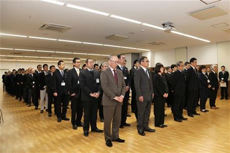 あいさつを聴く職員 あいさつを聴く職員