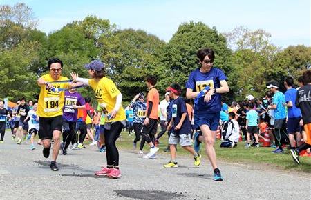 タスキを受け継ぐランナー