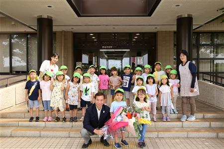 園児たちが花束を贈呈