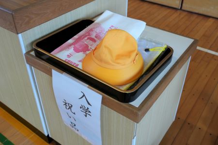 新1年生が被る黄色い帽子
