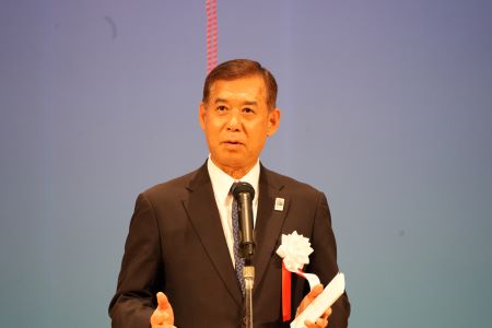 期成会会長として挨拶する荒木市長