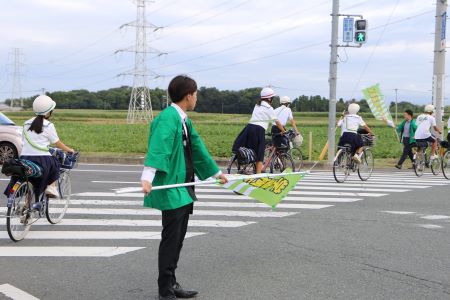横断する自転車の中学生をサポート