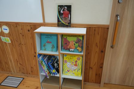園内の棚に飾られた絵本