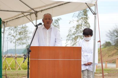 挨拶する献穀者の嶋田さん夫妻です。