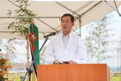 関係者を前に挨拶する荒木市長です。