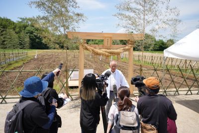 報道機関の取材に答える嶋田さん