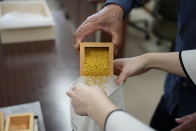 粟を納める様子です。