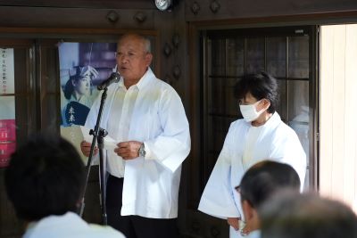 神事の後、挨拶する献穀者の嶋田さんです。