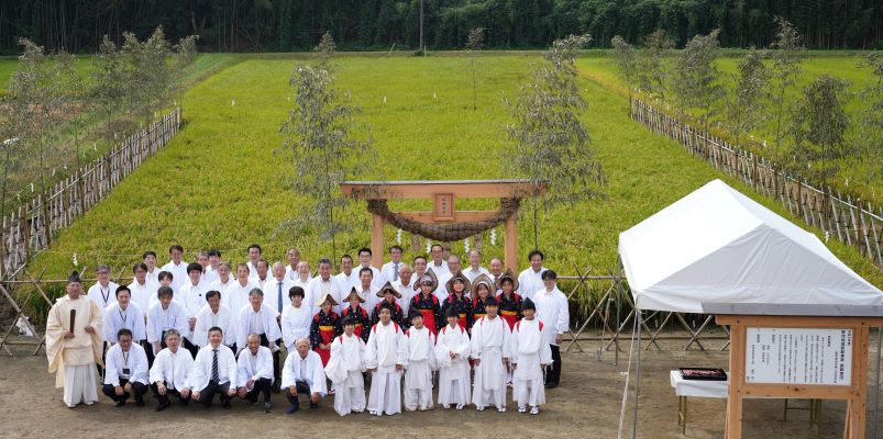 神事の後記念撮影した関係者の様子です。