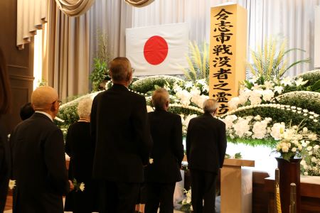 参列者による献花