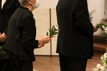 献花する参列者